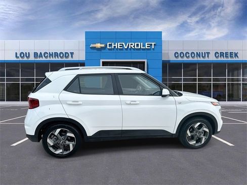 Used 2024 Hyundai Venue SEL image 9