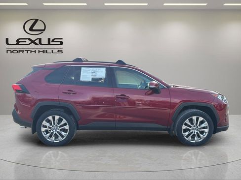 Used 2020 Toyota RAV4 XLE Premium image 5