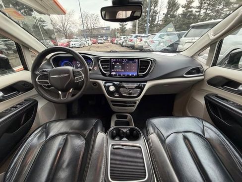 Used 2022 Chrysler Pacifica Touring-L FWD image 13