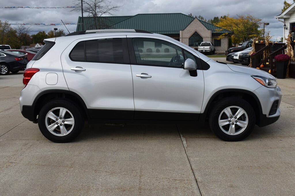 Used 2022 Chevrolet Trax LT w/ LT Convenience Package AWD/4WD image 2