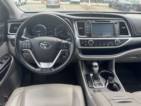 Used 2018 Toyota Highlander XLE AWD/4WD image 10