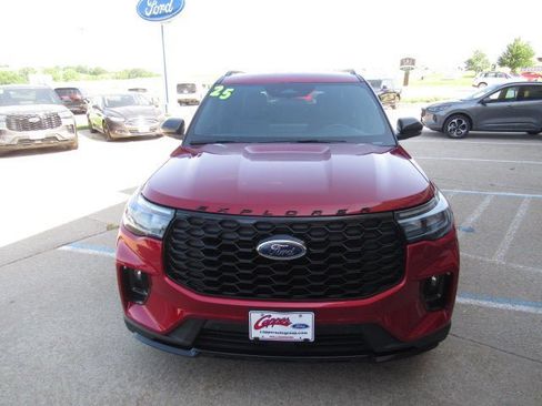 Used 2025 Ford Explorer ST-Line AWD/4WD image 2