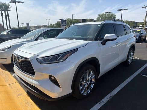 Used 2022 Toyota Highlander Limited FWD image 1