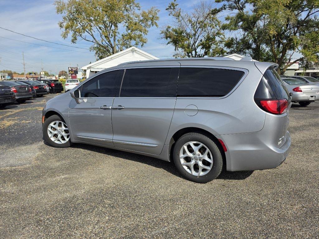 Used 2017 Chrysler Pacifica Touring-L Plus w/ Tire & Wheel Group FWD image 8