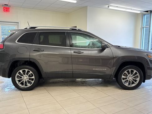 Used 2020 Jeep Cherokee Latitude Plus w/ Comfort/Convenience Group image 3