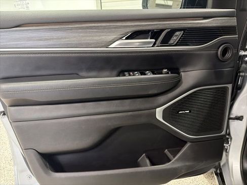 Used 2024 Jeep Wagoneer L Series II w/ Flexible Seating Group image 9