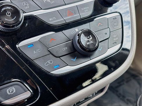 Used 2023 Chrysler Pacifica Touring-L FWD image 15