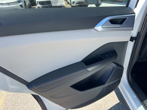 New 2025 Volkswagen Taos SE image 17