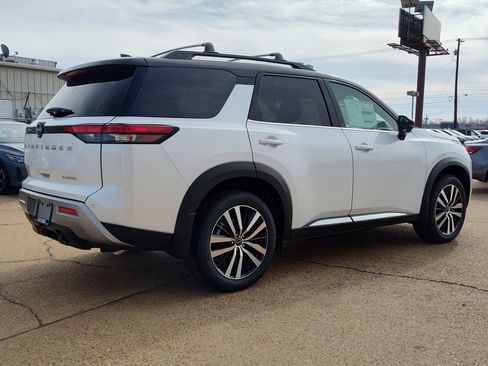 New 2025 Nissan Pathfinder Platinum image 5