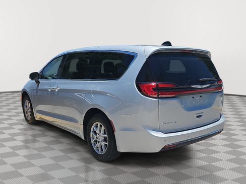 Used 2024 Chrysler Pacifica Touring-L FWD image 6
