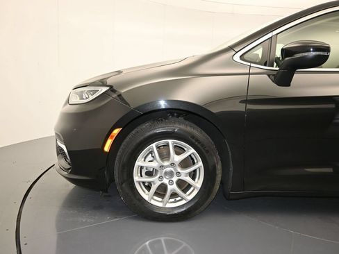 Used 2023 Chrysler Pacifica Touring-L FWD image 9