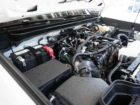 Certified 2025 Toyota Tacoma SR5 AWD/4WD image 32
