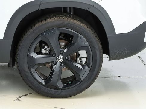 New 2025 Volkswagen Taos SEL image 6