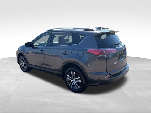 Used 2018 Toyota RAV4 LE FWD image 3