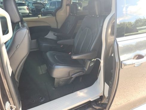 Used 2018 Chrysler Pacifica Touring-L FWD image 10