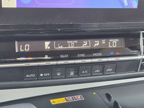 Used 2025 Toyota Sienna LE FWD image 20