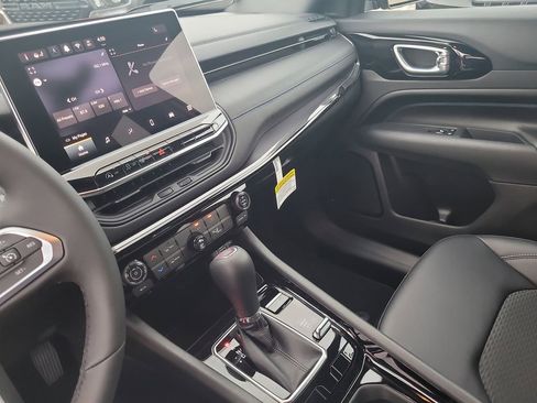 New 2026 Jeep Compass Latitude image 18