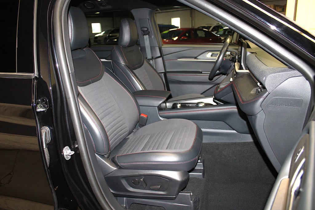 Used 2025 Ford Explorer ST-Line AWD/4WD image 30