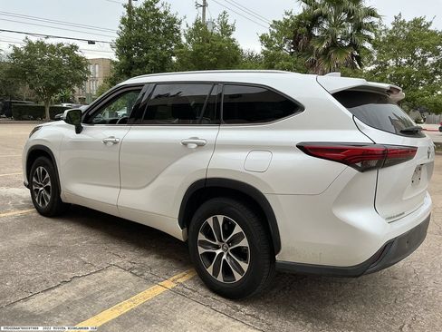 Used 2022 Toyota Highlander XLE FWD image 5