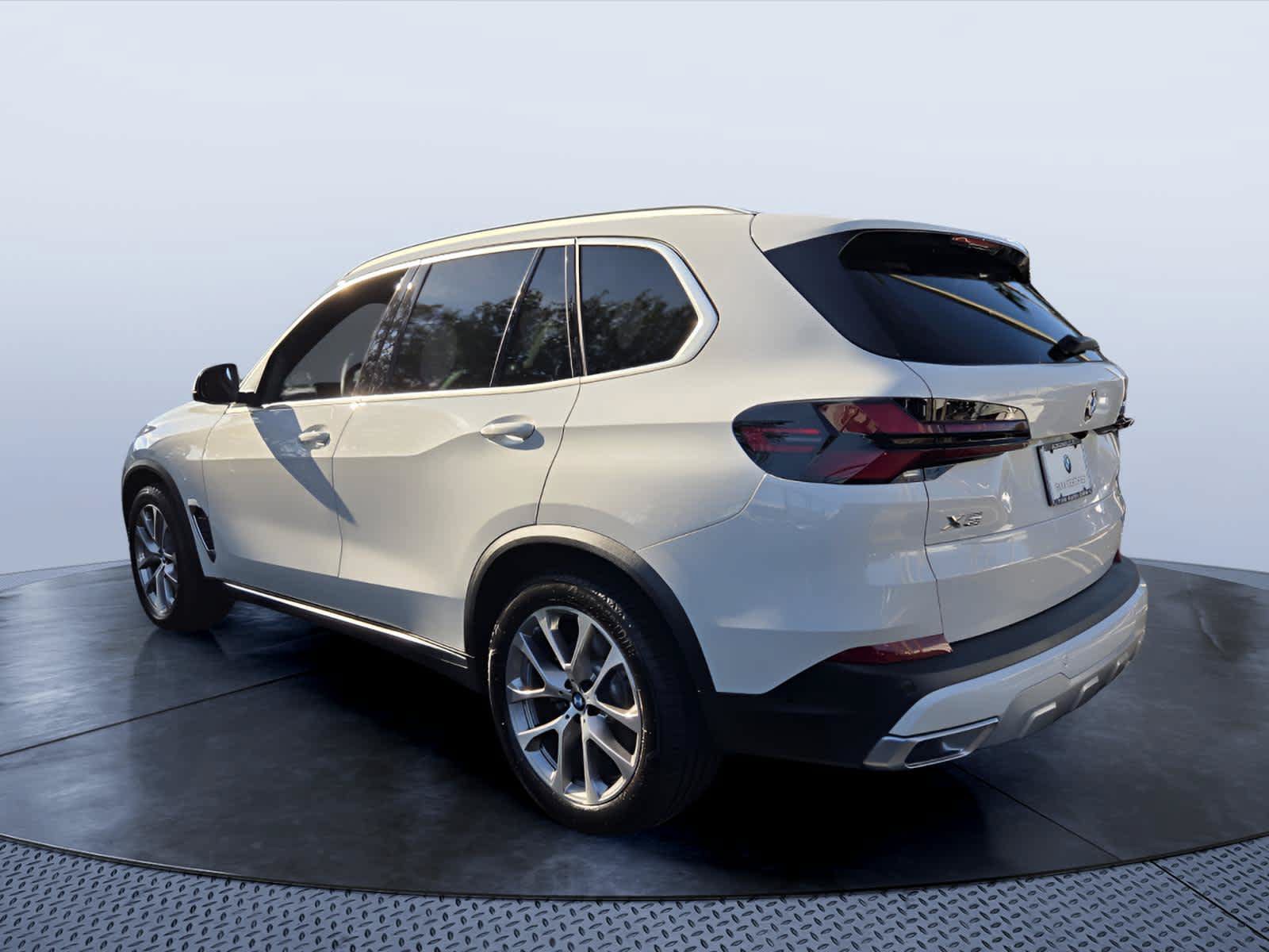 Used 2026 BMW X5 xDrive40i w/ Parking Assistance Package AWD/4WD image 5