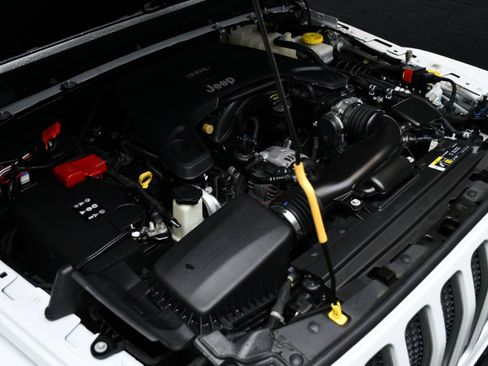Used 2018 Jeep Wrangler Unlimited Sahara AWD/4WD image 14