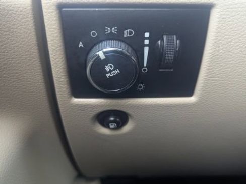 Used 2011 Jeep Grand Cherokee Limited image 29