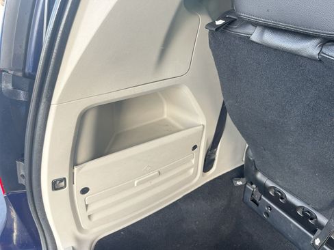 Used 2016 Chrysler Town & Country Touring FWD image 38