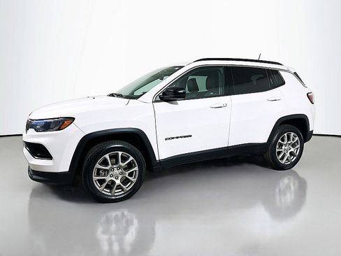 Used 2022 Jeep Compass Latitude image 3