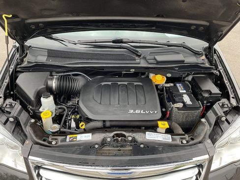 Used 2015 Chrysler Town & Country Touring w/ Driver Convenience Group FWD image 57