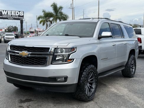 Used 2018 Chevrolet Suburban LT w/ Luxury Package AWD/4WD image 4