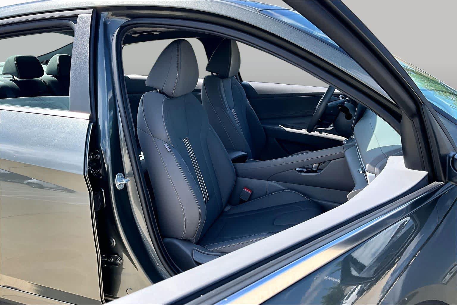 Certified 2025 Hyundai Elantra SEL FWD image 9
