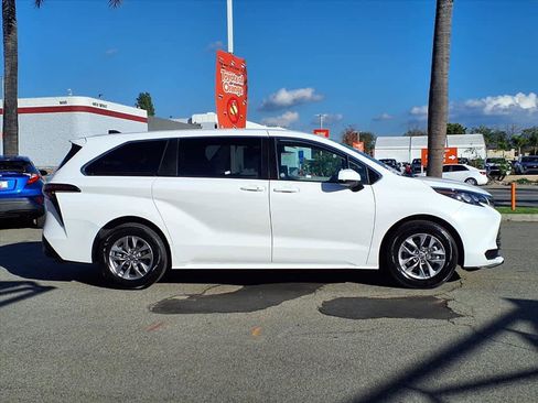 Certified 2024 Toyota Sienna LE image 3