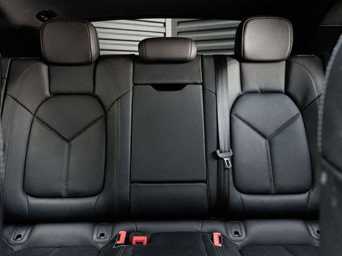Certified 2025 Porsche Macan AWD/4WD image 25
