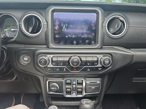 Used 2022 Jeep Wrangler Unlimited Sahara w/ Cold Weather Group AWD/4WD image 33
