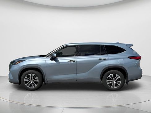 Used 2022 Toyota Highlander XLE AWD/4WD image 8