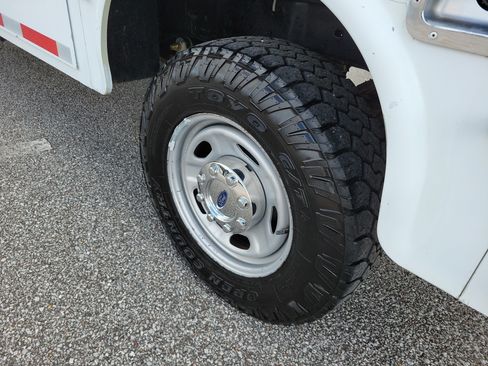 Used 2015 Ford F250 XL w/ Power Equipment Group AWD/4WD image 26