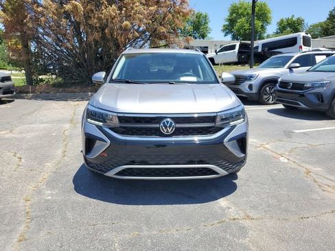 Certified 2022 Volkswagen Taos SE image 2