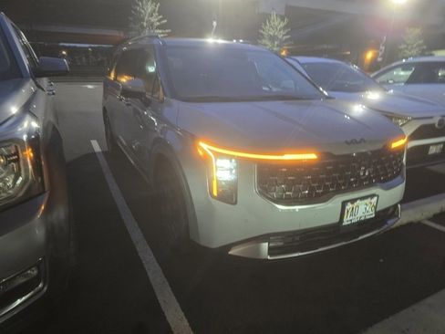 Used 2025 Kia Carnival SX image 2