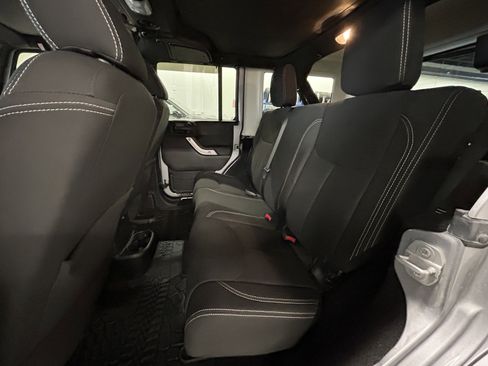 Used 2015 Jeep Wrangler Unlimited Sahara w/ Connectivity Group image 12