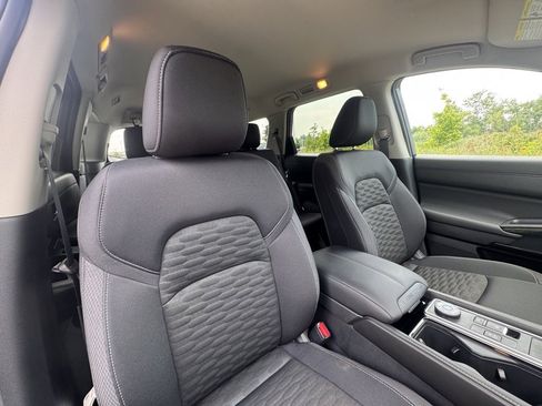 Certified 2025 Nissan Pathfinder SV w/ Black Appearance Package image 29