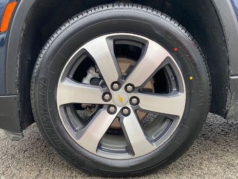 Used 2022 Chevrolet Traverse LT w/ LT Premium Package image 9