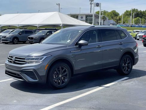 Certified 2024 Volkswagen Tiguan SE image 3