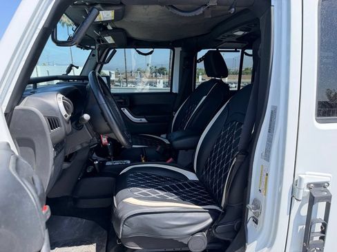 Used 2018 Jeep Wrangler Unlimited Rubicon w/ Connectivity Group AWD/4WD image 5