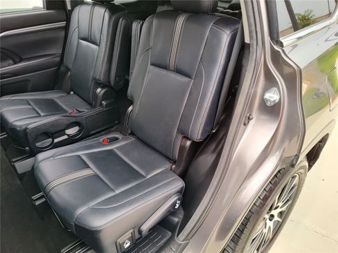 Used 2017 Toyota Highlander SE image 27