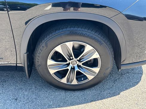 Used 2025 Toyota Highlander XLE AWD/4WD image 46