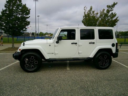 Used 2018 Jeep Wrangler Unlimited Sahara AWD/4WD image 30
