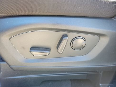 Used 2022 Ford Explorer XLT image 14