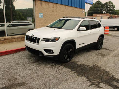 Used 2019 Jeep Cherokee Latitude Plus AWD/4WD image 3