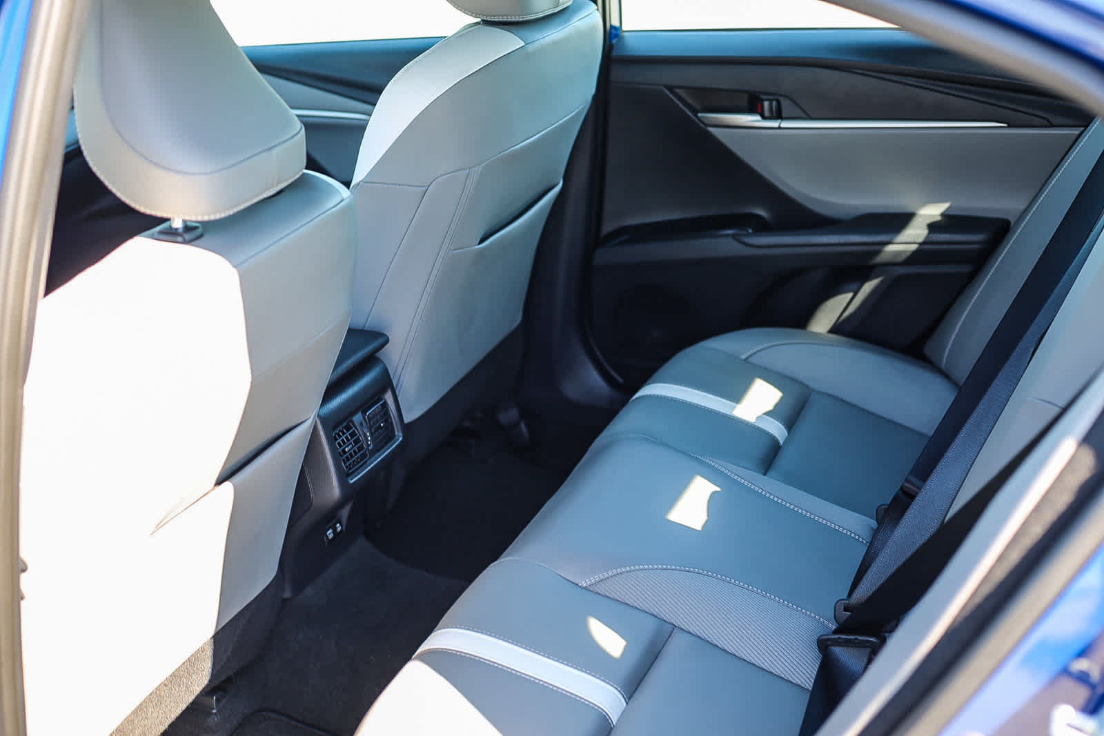 Used 2025 Toyota Camry SE w/ Convenience Package FWD image 18