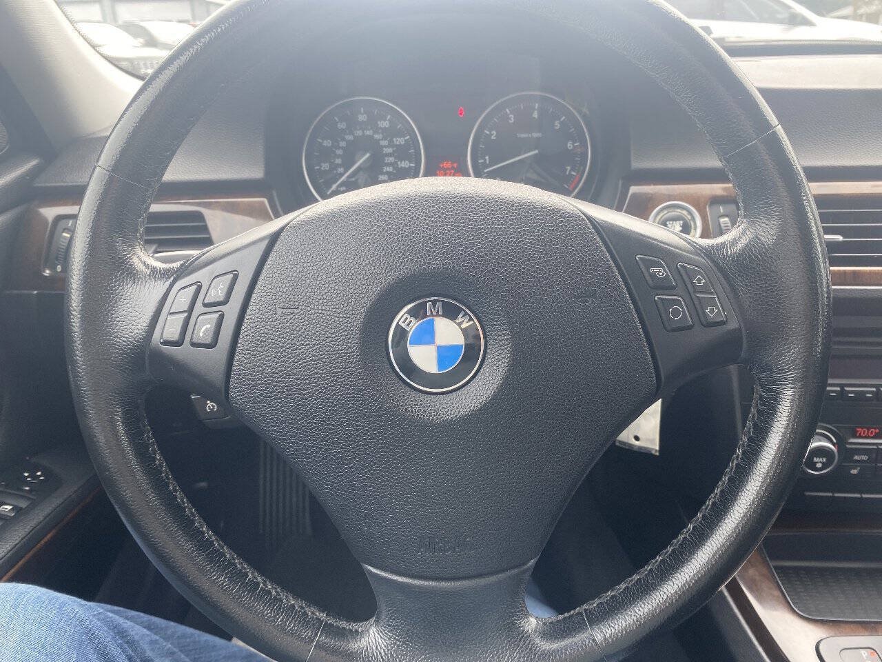 Used 2011 BMW 328i xDrive Sedan AWD/4WD image 18